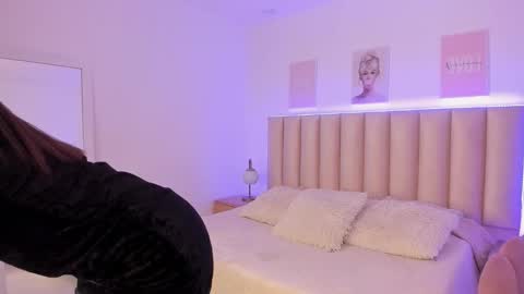 Snapshot of mia_corner chatting on 09/14/25, 04:39 mia_corner online show from 09/14/25, 04:39