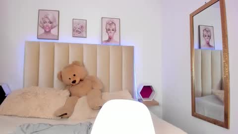 Snapshot of mia_corner chatting on 10/17/25, 02:19 mia_corner online show from 10/17/25, 02:19