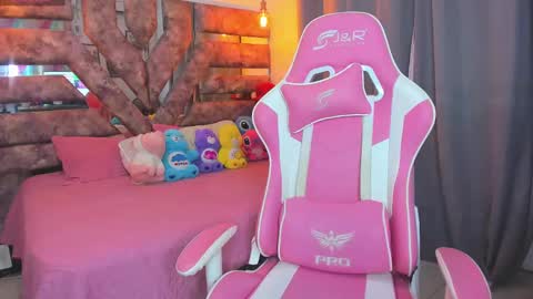 Mia online show from 01/05/25, 02:49