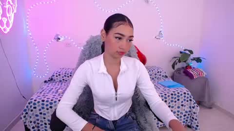 Snapshot of mia_cute_girl chatting on 06/01/26, 01:35 mia_cute_girl online show from 06/01/26, 01:35