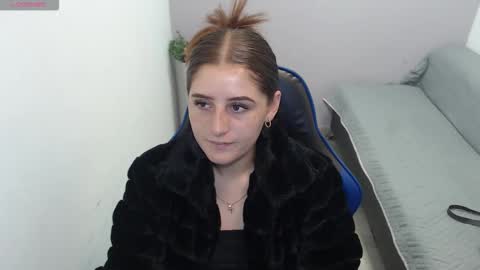 Snapshot of mia_diaz1 chatting on 10/18/25, 01:23 Mia online show from 10/18/25, 01:23