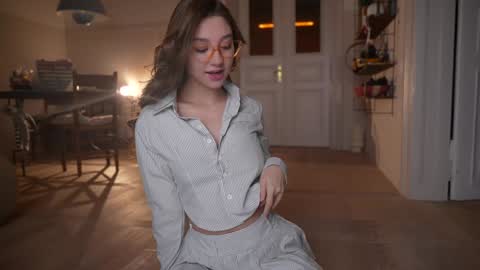 Snapshot of mia_dynasty chatting on 10/29/25, 06:09 Mia online show from 10/29/25, 06:09