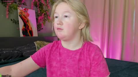 Snapshot of mia_ferd chatting on 03/24/26, 03:00 Mia online show from 03/24/26, 03:00