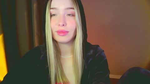 Snapshot of mia_fleur_ chatting on 01/11/25, 01:11 Mia online show from 01/11/25, 01:11