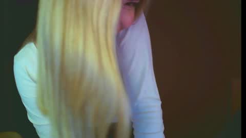 Snapshot of mia_fleur_ chatting on 01/21/25, 08:11 Mia online show from 01/21/25, 08:11