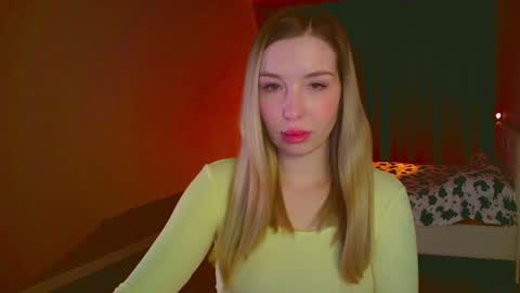 Snapshot of mia_fleur_ chatting on 02/09/25, 03:00 Mia online show from 02/09/25, 03:00