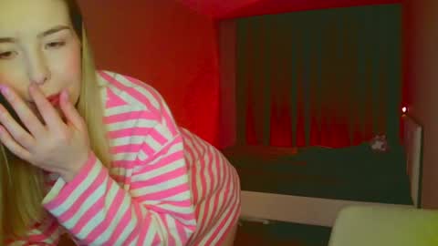 Snapshot of mia_fleur_ chatting on 03/01/25, 03:43 Mia online show from 03/01/25, 03:43