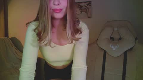 Snapshot of mia_fleur_ chatting on 04/02/26, 10:18 Mia online show from 04/02/26, 10:18