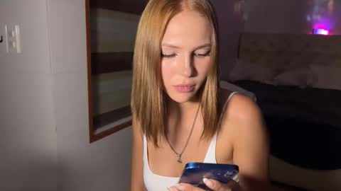 mia_floo online show from 11/10/25, 02:27