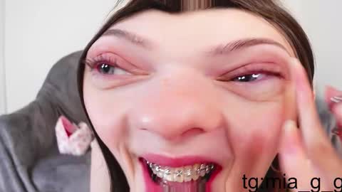 Mia online show from 12/04/25, 06:55