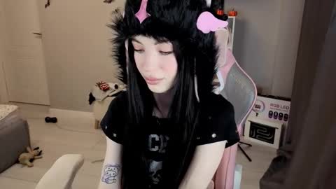 MIA HELP ME REACH 100 LIKES online show from 11/28/25, 03:14