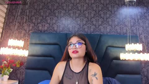 Snapshot of mia_greyyy chatting on 04/05/26, 04:53 Mia Grey online show from 04/05/26, 04:53