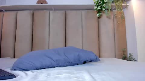 Snapshot of mia_holson chatting on 02/26/25, 01:30 I am Mia online show from 02/26/25, 01:30