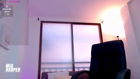 Snapshot of mia_hrpr_01 chatting on 11/09/25, 09:24 Mia online show from 11/09/25, 09:24