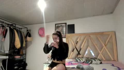 Snapshot of mia_kanee chatting on 10/29/25, 08:21 mia kaneee online show from 10/29/25, 08:21