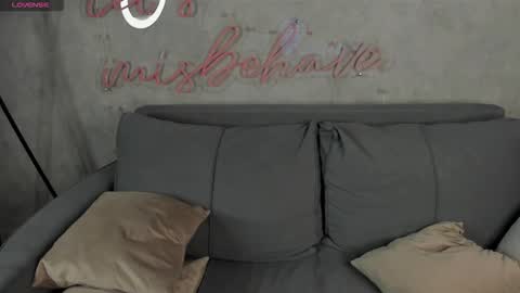 Snapshot of mia_liwis chatting on 10/15/25, 01:17 Minnie online show from 10/15/25, 01:17