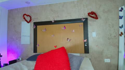 MIALOPEZ      .     Y      .      online show from 04/16/26, 09:39