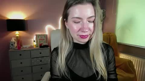 Mia online show from 03/12/25, 11:09