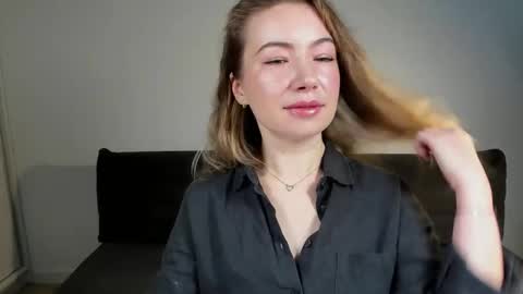 Mia online show from 11/26/25, 07:53