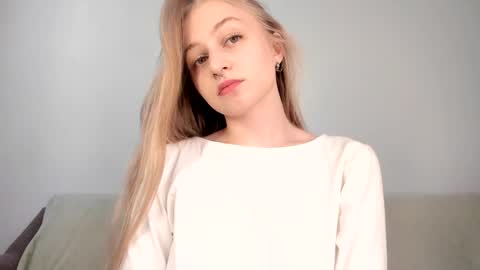 Snapshot of mia_meows chatting on 05/21/26, 07:26 Mia here Appreciate your support online show from 05/21/26, 07:26