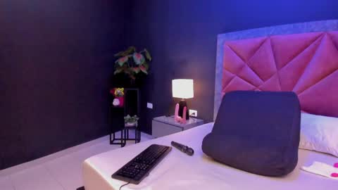 Snapshot of mia_milff chatting on 04/19/26, 06:32 MIA online show from 04/19/26, 06:32