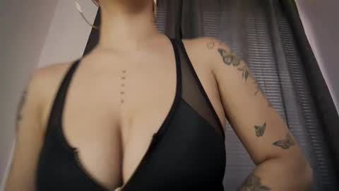 mia independent model online show from 10/03/25, 02:14