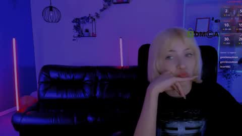 Snapshot of mia_mooon_ chatting on 04/25/26, 01:41 mia_mooon_ online show from 04/25/26, 01:41