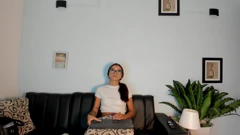 mia_petite72 online show from 11/16/25, 10:26