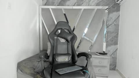 Snapshot of mia_petiteht chatting on 04/06/26, 10:11 mia_petiteht online show from 04/06/26, 10:11