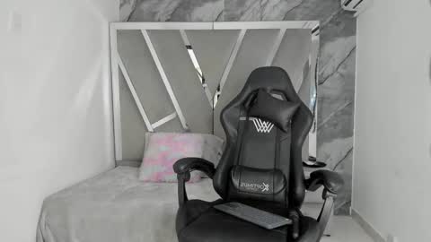 Snapshot of mia_petiteht chatting on 04/07/26, 09:15 mia_petiteht online show from 04/07/26, 09:15