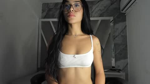 mia_petiteht online show from 04/28/26, 08:47