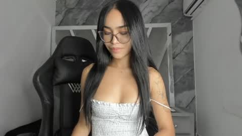 mia_petiteht online show from 05/21/26, 09:11