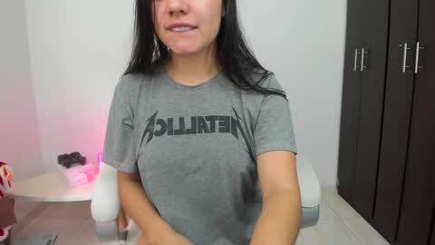 Snapshot of mia_rise chatting on 01/08/25, 05:37 Mia online show from 01/08/25, 05:37