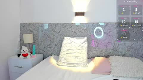 Snapshot of mia_rom chatting on 01/12/25, 12:44 Mia online show from 01/12/25, 12:44