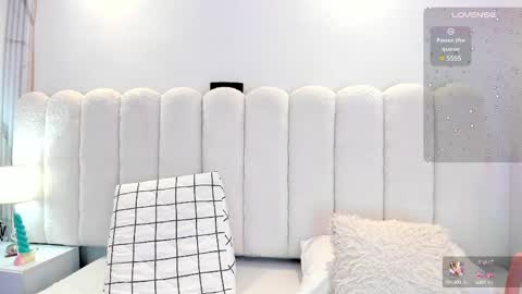 Snapshot of mia_rom chatting on 02/18/25, 12:39 Mia online show from 02/18/25, 12:39