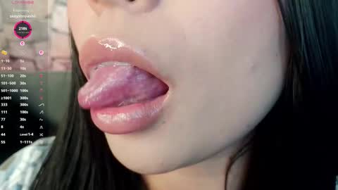 Mia online show from 12/05/25, 05:49