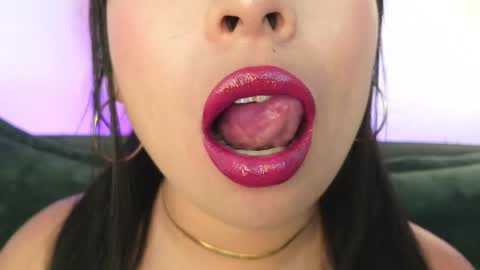 Snapshot of mia_roux1 chatting on 05/08/26, 12:05 Mia online show from 05/08/26, 12:05