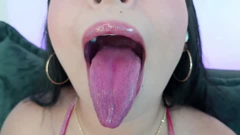 Snapshot of mia_roux1 chatting on 05/17/26, 10:39 Mia online show from 05/17/26, 10:39