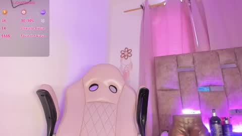 Snapshot of mia_royal chatting on 05/18/26, 06:03 mia_royal online show from 05/18/26, 06:03