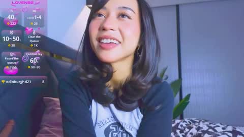 Snapshot of mia_sirenia chatting on 10/23/25, 04:17 Mia online show from 10/23/25, 04:17