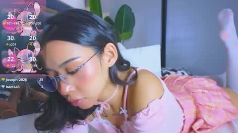 Snapshot of mia_sirenia chatting on 11/28/25, 05:15 Mia online show from 11/28/25, 05:15