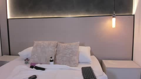 Snapshot of mia_slora chatting on 04/20/26, 12:19 M I A online show from 04/20/26, 12:19