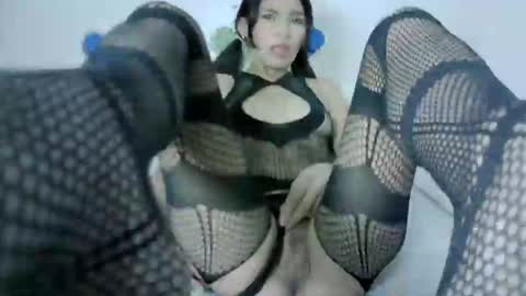 Snapshot of mia_suarez4 chatting on 05/27/26, 01:35 MIA suarez4 online show from 05/27/26, 01:35