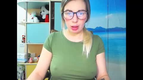 Snapshot of mia_sunnyy chatting on 11/21/25, 03:22 Mia. online show from 11/21/25, 03:22