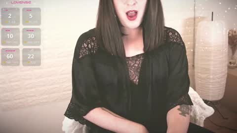 mia_wallase online show from 12/28/24, 03:37