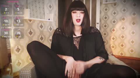 mia_wallase online show from 12/03/25, 09:07