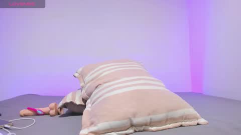 MIA INDEPENDENT MODEL  online show from 01/10/26, 12:23