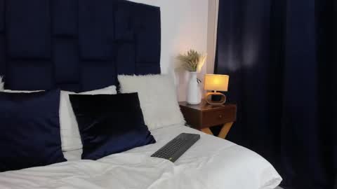 Mia online show from 02/12/25, 02:21