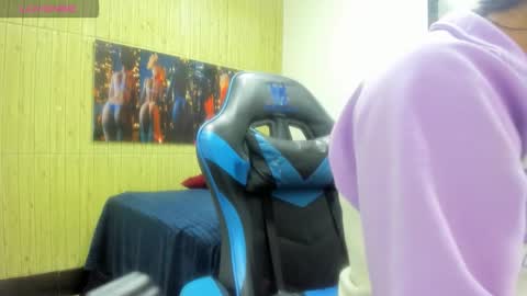 Snapshot of miaa_scott chatting on 12/05/25, 03:30 online show from 12/05/25, 03:30