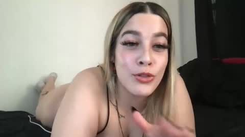 Mia Moji online show from 12/22/25, 08:28